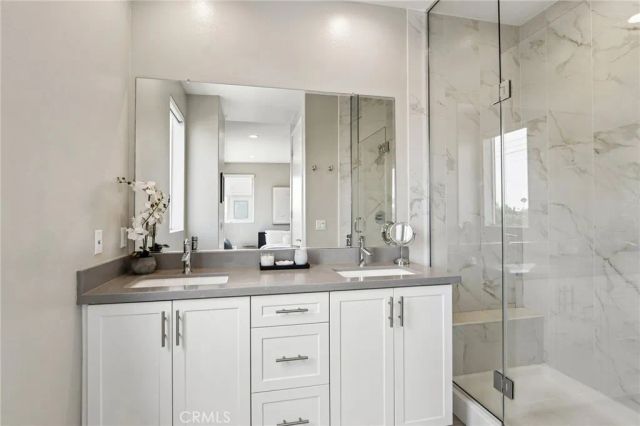 13219 Victory Boulevard, Van Nuys, CA 91401