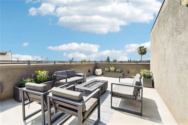 13219 Victory Boulevard, Van Nuys, CA 91401