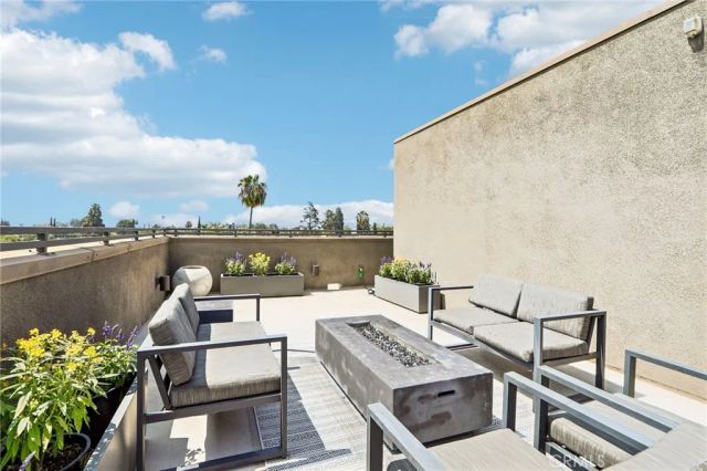 13219 Victory Boulevard, Van Nuys, CA 91401