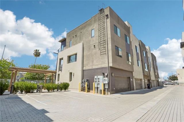 13219 Victory Boulevard, Van Nuys, CA 91401