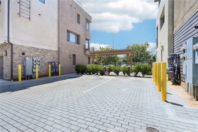 13219 Victory Boulevard, Van Nuys, CA 91401