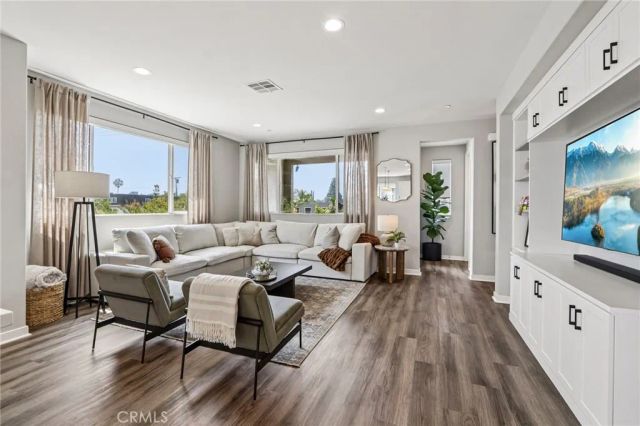13219 Victory Boulevard, Van Nuys, CA 91401