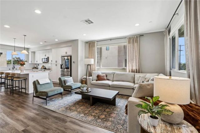 13219 Victory Boulevard, Van Nuys, CA 91401