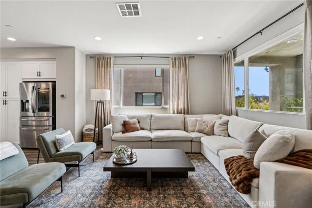 13219 Victory Boulevard, Van Nuys, CA 91401