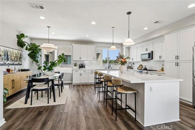 13219 Victory Boulevard, Van Nuys, CA 91401