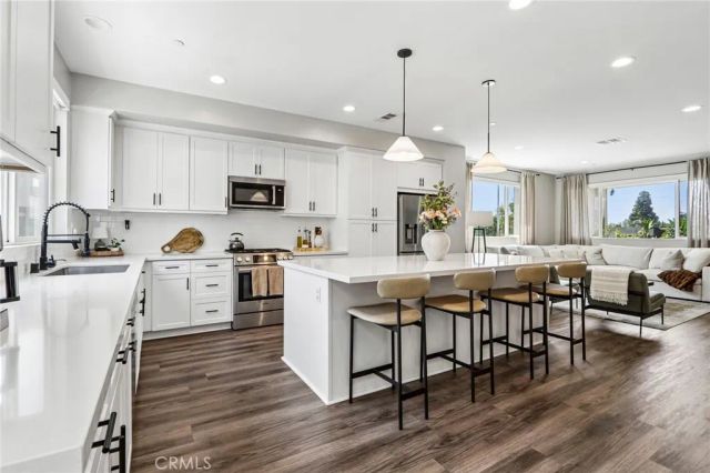 13219 Victory Boulevard, Van Nuys, CA 91401