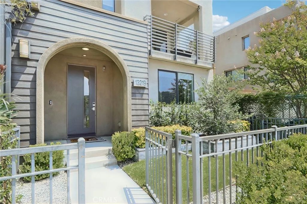 13219 Victory Boulevard, Van Nuys, CA 91401