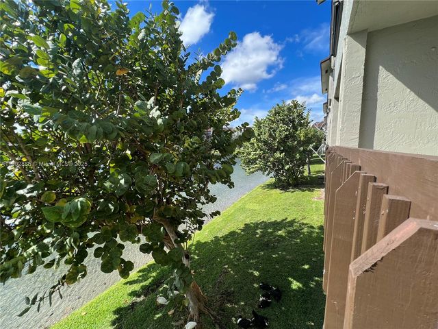 10060 NW 9th St Cir 20, Miami, FL 33172