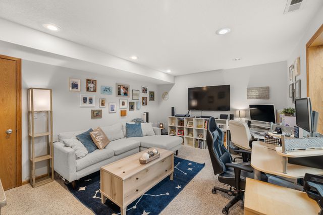 9414 Red Sunset Drive, West Des Moines, IA 50266