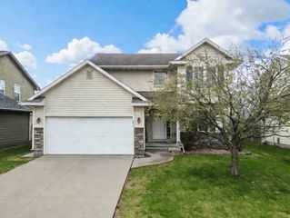 9414 Red Sunset Drive, West Des Moines, IA 50266