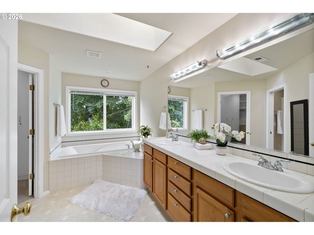 1264 Ne Estelle Ct, Hillsboro, OR 97124