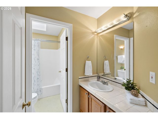 1264 Ne Estelle Ct, Hillsboro, OR 97124