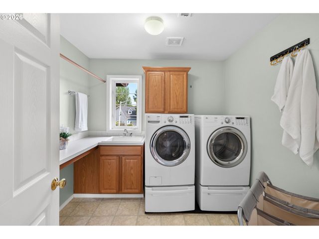 1264 Ne Estelle Ct, Hillsboro, OR 97124