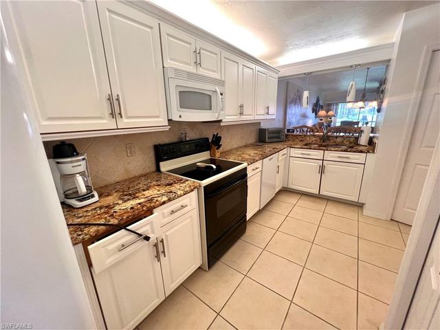 4240 Chantelle DR B103, Naples, FL 34112