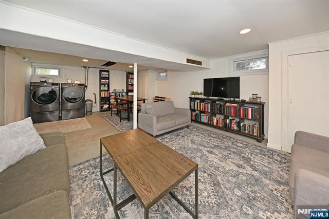 2 Youngs Place, Saddle Brook, NJ 07663