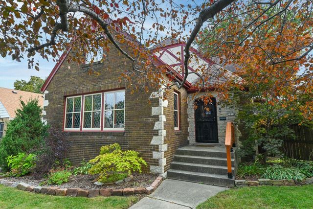 5211 W Wisconsin AVENUE #5217, Milwaukee, WI 53208