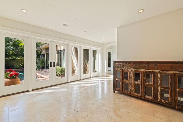 808 BRIGHTWATERS BOULEVARD NE, St Petersburg, FL 33704