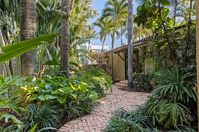 808 BRIGHTWATERS BOULEVARD NE, St Petersburg, FL 33704