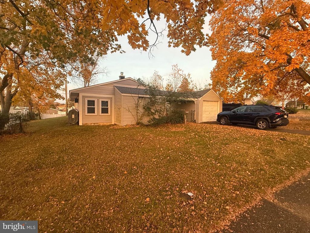 101 IDLEWILD RD, Levittown, PA 19057
