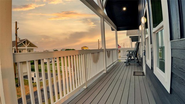1036 Sunset Circle W, Crystal Beach, TX 77650