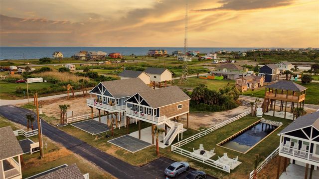 1036 Sunset Circle W, Crystal Beach, TX 77650