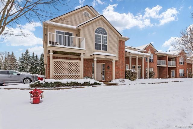 30210 Chesapeake Circle 360, Walled Lake, MI 48390
