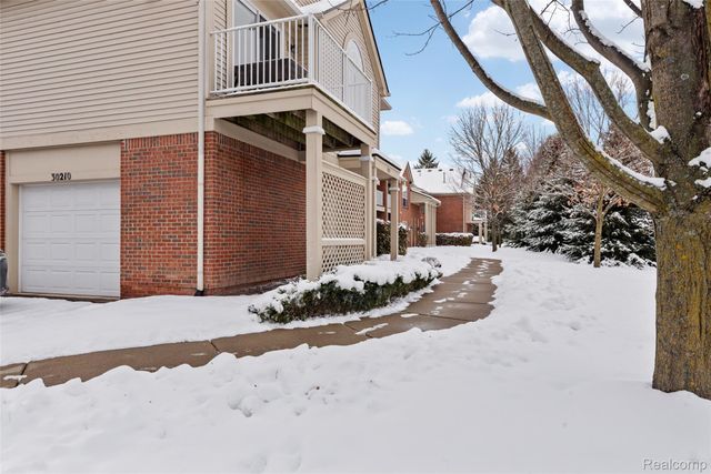 30210 Chesapeake Circle 360, Walled Lake, MI 48390