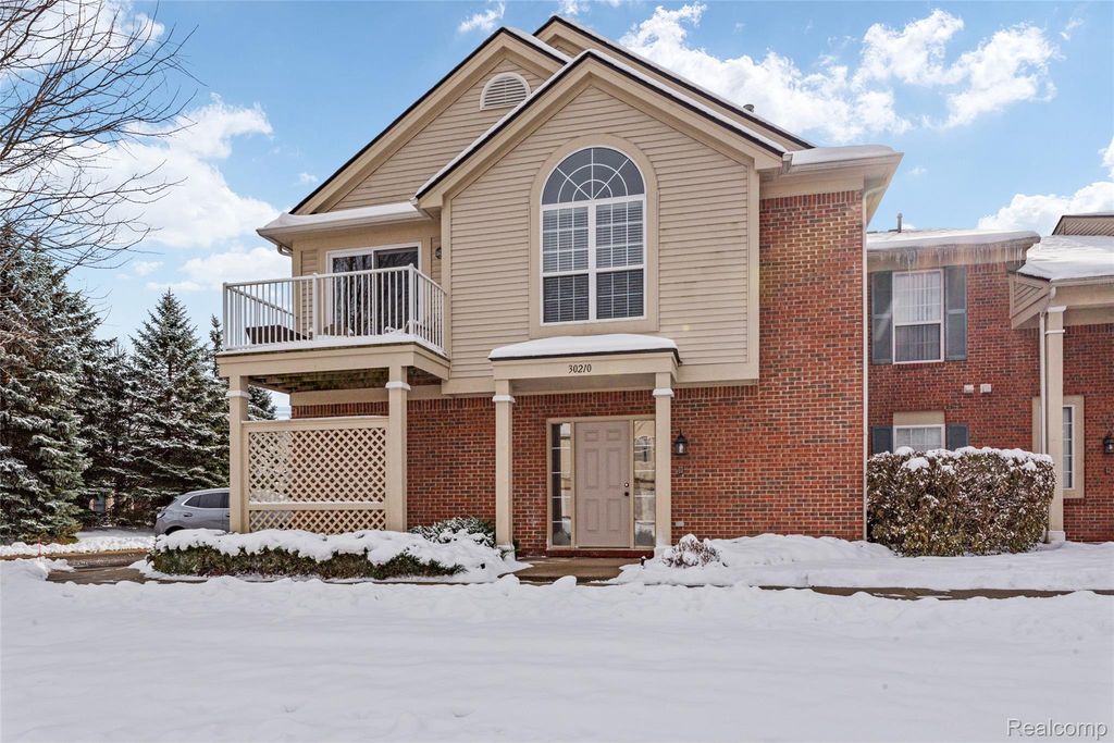 30210 Chesapeake Circle 360, Walled Lake, MI 48390