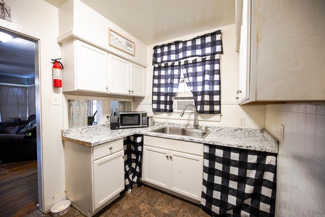 208 S Womble Ave, Camden, AR 71701