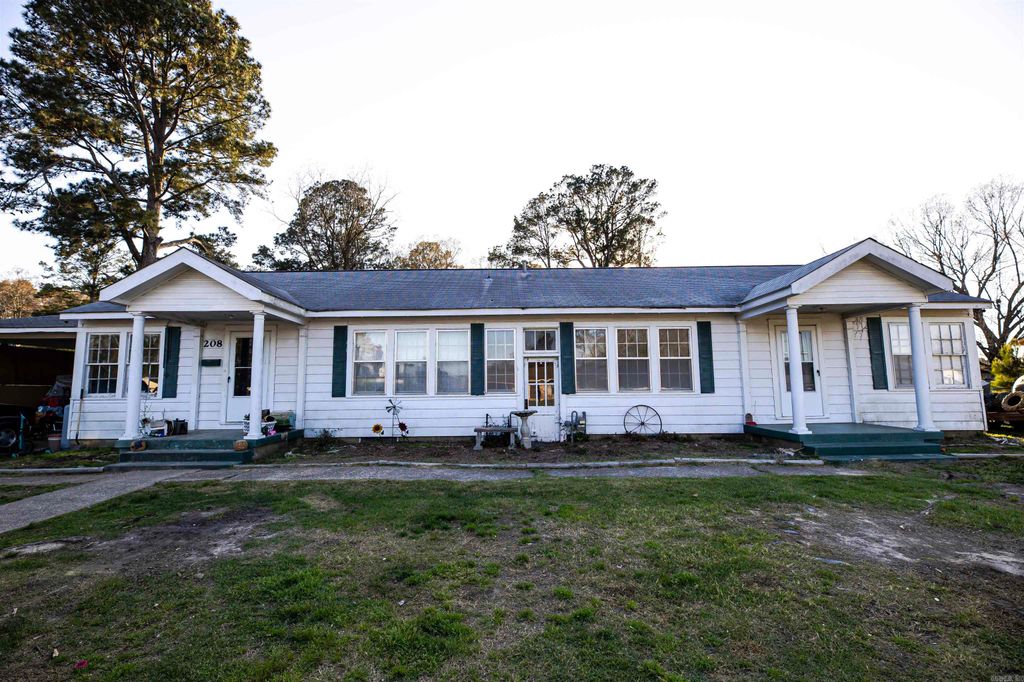 208 S Womble Ave, Camden, AR 71701