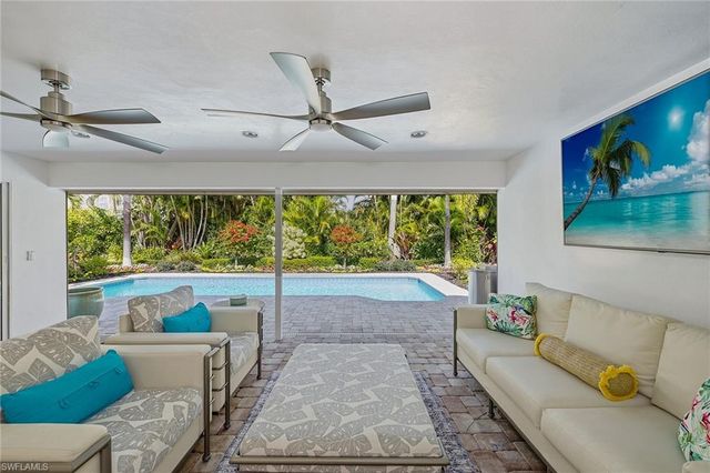 517 Turtle Hatch LN, Naples, FL 34103