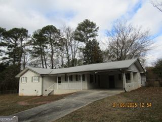 423 Center Circle SW, Conyers, GA 30094