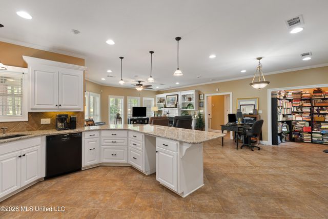 87 Fairlake Drive, Hattiesburg, MS 39402