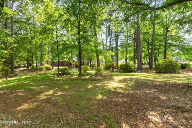 87 Fairlake Drive, Hattiesburg, MS 39402