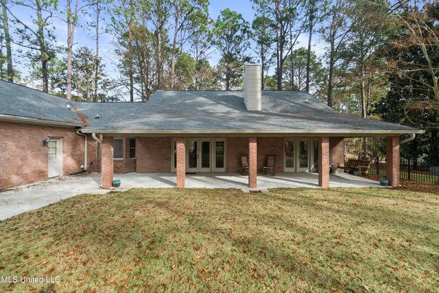 87 Fairlake Drive, Hattiesburg, MS 39402