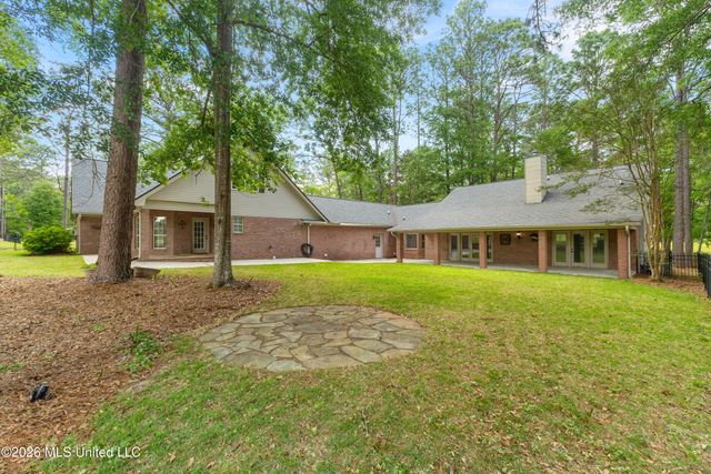 87 Fairlake Drive, Hattiesburg, MS 39402
