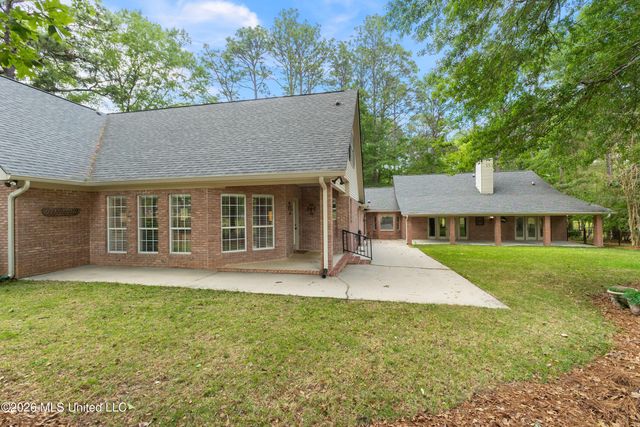 87 Fairlake Drive, Hattiesburg, MS 39402