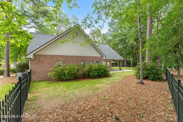 87 Fairlake Drive, Hattiesburg, MS 39402