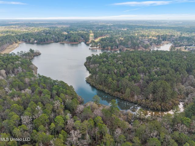 87 Fairlake Drive, Hattiesburg, MS 39402