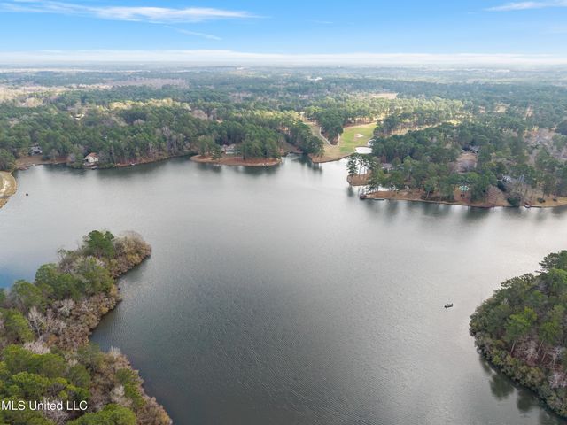 87 Fairlake Drive, Hattiesburg, MS 39402