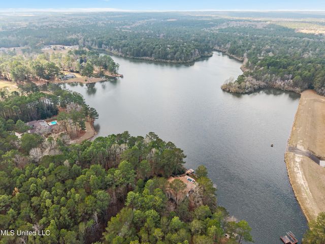 87 Fairlake Drive, Hattiesburg, MS 39402