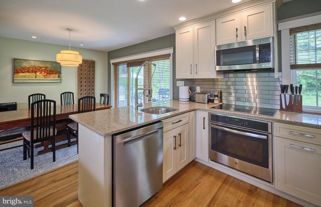 77 SUNSET DR, New Hope, PA 18938