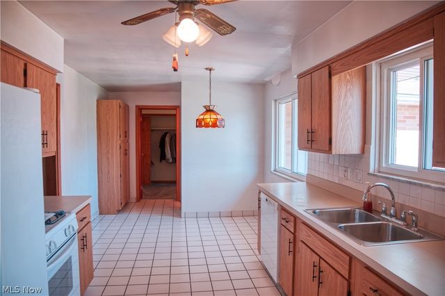 333 E Ridgewood Drive, Seven Hills, OH 44131