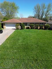 333 E Ridgewood Drive, Seven Hills, OH 44131