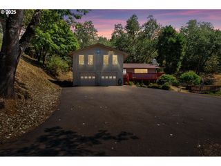 221 OAKVIEW Dr, Roseburg, OR 97471