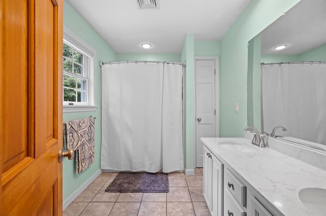 19 Highland Road, Kensington, NH 03833