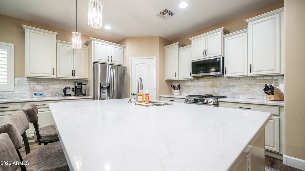 Image 10 of property listing at 10754 W YEARLING Road, Peoria, AZ 85383