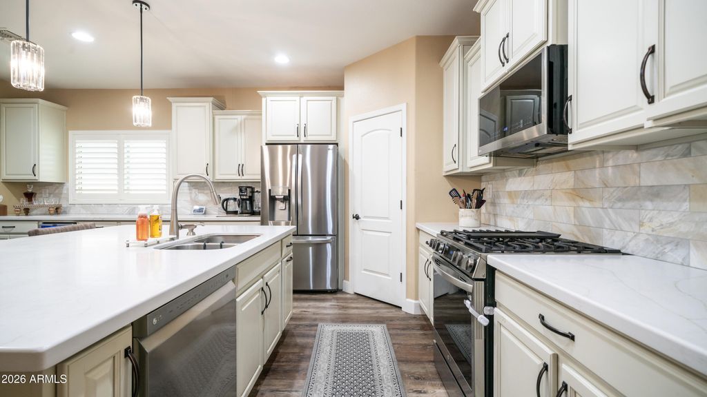 Image 5 of property listing at 10754 W YEARLING Road, Peoria, AZ 85383