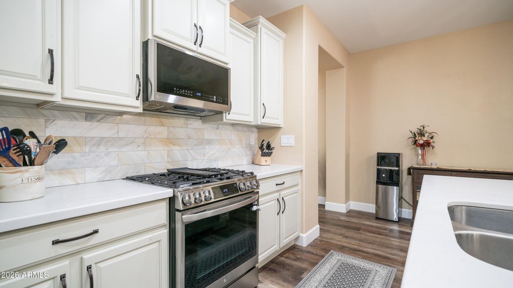 Image 7 of property listing at 10754 W YEARLING Road, Peoria, AZ 85383