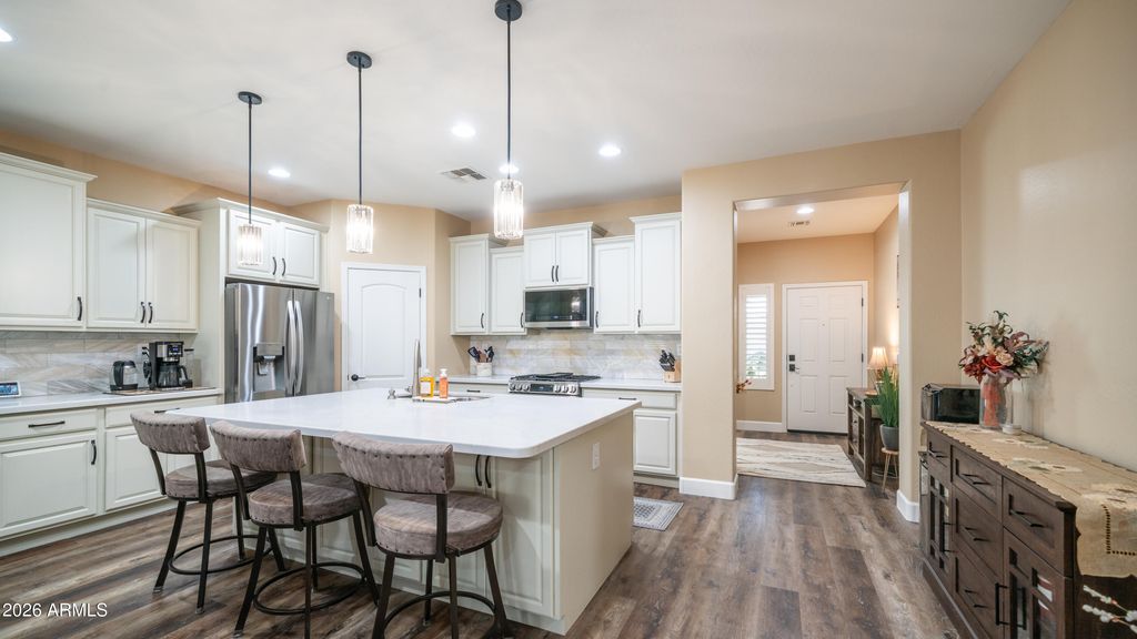 Image 9 of property listing at 10754 W YEARLING Road, Peoria, AZ 85383